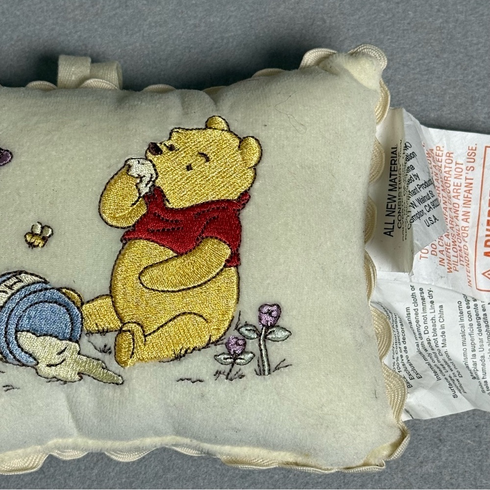 Vintage Disney Winnie the Pooh & Honey Embroidered Pillow Musical Wind Up Rare - Picture 3 of 8